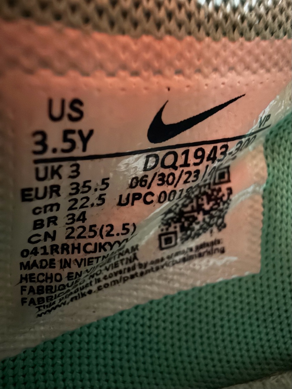 Nike Giannis Immortality 2. Size 3.5Y - Picture 6 of 6